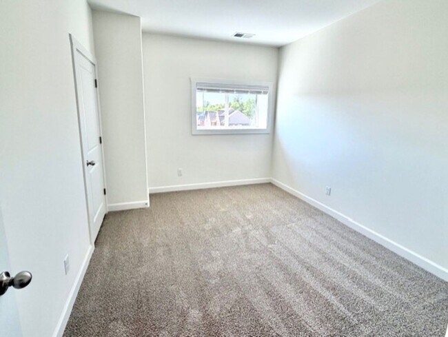 Building Photo - ChateletDrive4871