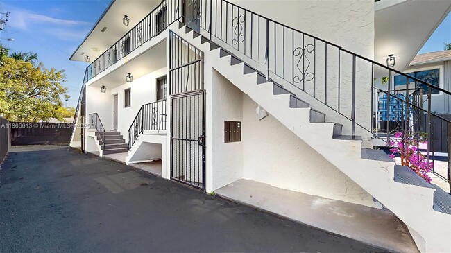 Building Photo - 329 SW 9th Ave