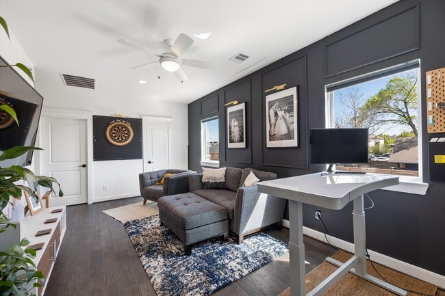 Building Photo - 817 W 19th St