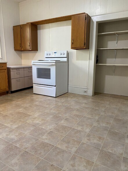 Building Photo - 220 W End Blvd