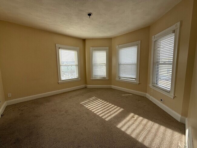 Building Photo - 38 Russell St