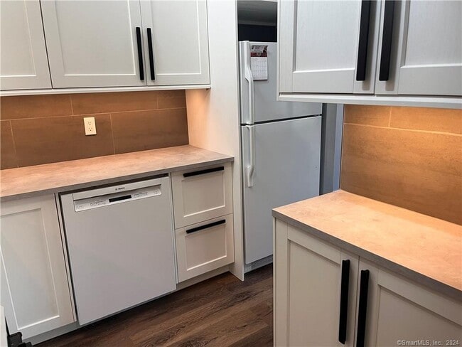 Building Photo - 60 Olcott Way