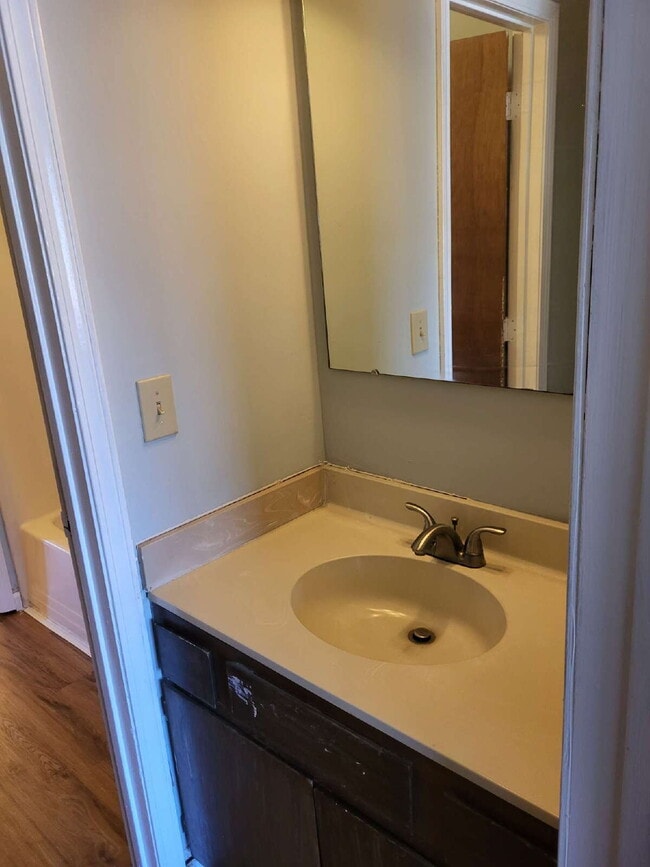 Building Photo - "Charming Goose Creek Townhouse: Cozy 2-Bedroom Retreat with Fireplace!"