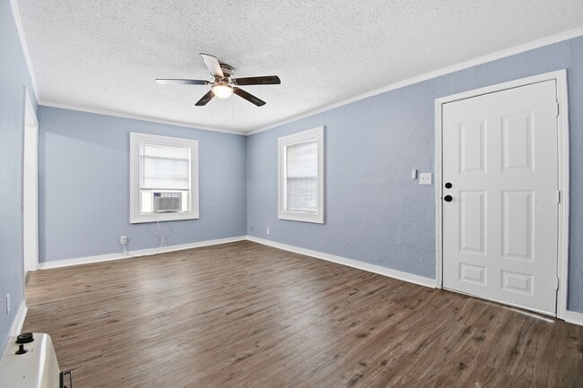 Building Photo - Newly Remodeled | 3 Bed | 1 Bath | Tulsa | Available Now