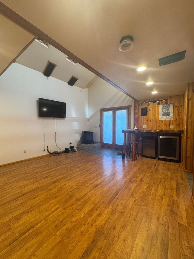 Building Photo - Idyllic 3bd, 2ba Retreat with Loft on 2+ A...