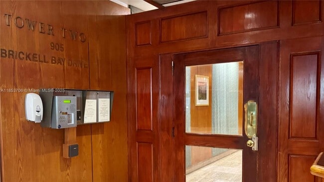 Building Photo - 905 Brickell Bay Dr