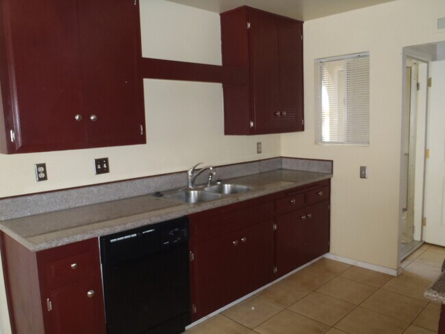 Building Photo - 3 Bed House w/Garage, Additional Family Room