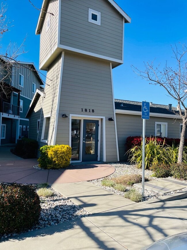 Building Photo - Beautiful North Davis 2bed/2 bath Upstairs...