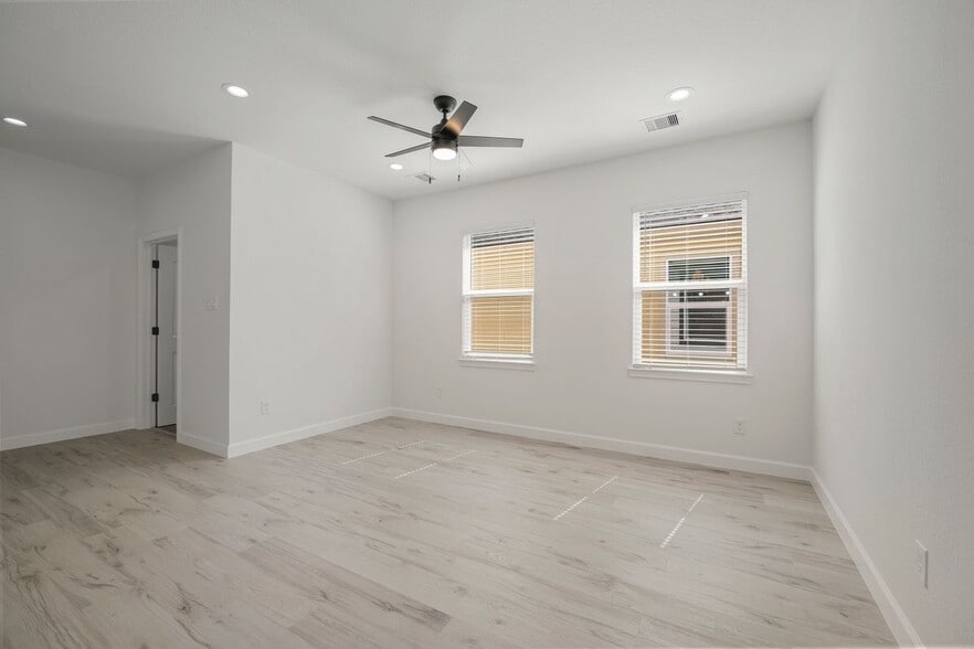 Building Photo - 1078 St Clair St