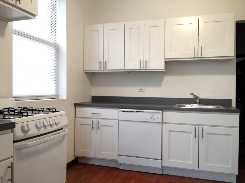 Building Photo - 921 W Oakdale Ave