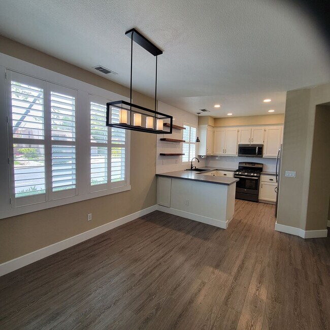 Building Photo - Big Beautifully updated 4-bedroom 2.5 bath...