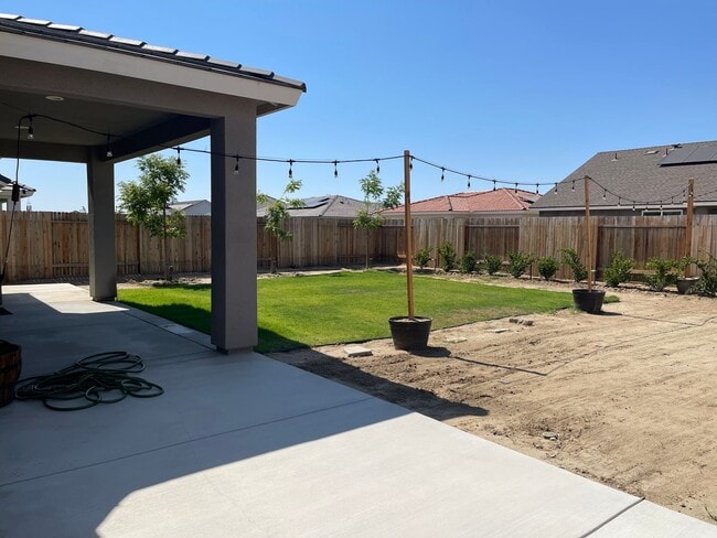 Building Photo - Newer Construction! 4+2 READY NOW!