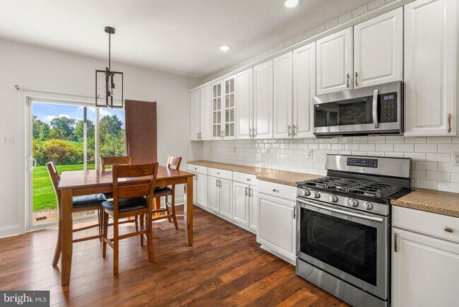 Building Photo - 156 E Country Club Dr