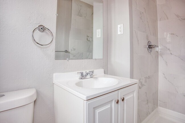 Building Photo - Beautiful Home in Kansas City!