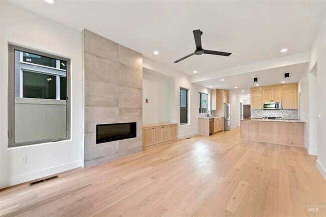 Building Photo - AstoriaTownHome