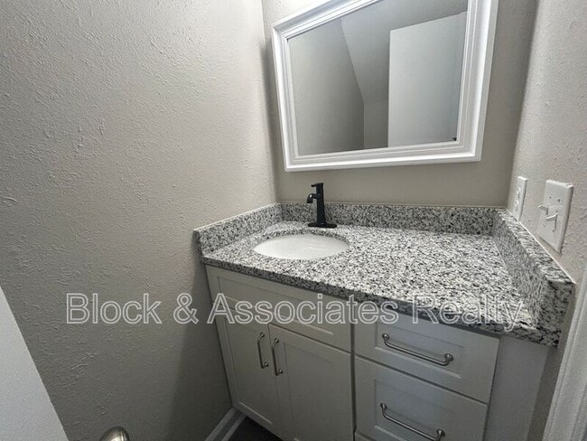 Building Photo - 514 S Cherry St