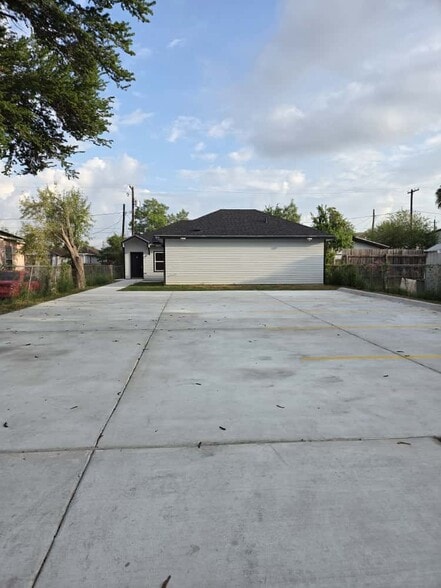 Building Photo - 508 W Tyler Ave