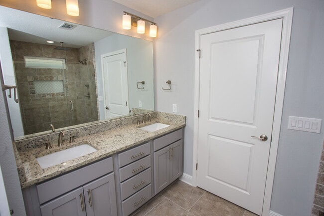 Building Photo - Great location! One block from DeVillier's Square and walking distance to Palafox.