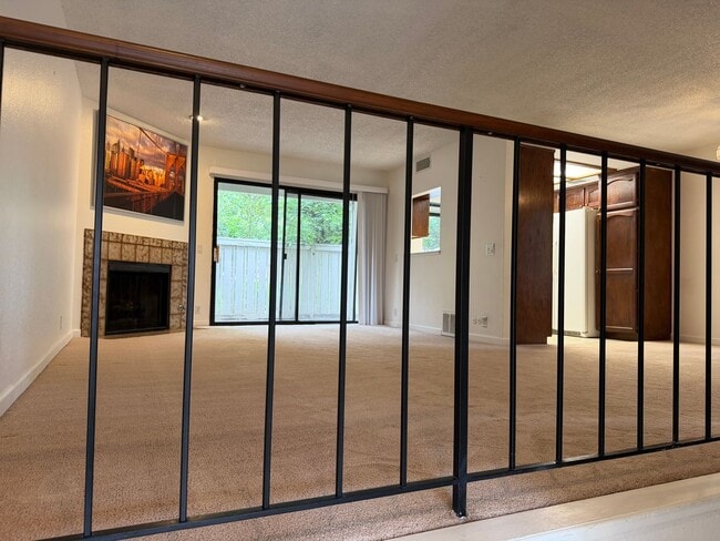 Building Photo - 1670 Sqft. 3 Bedroom, 2 Bath Gated Townhome for Rent in Citrus Heights.