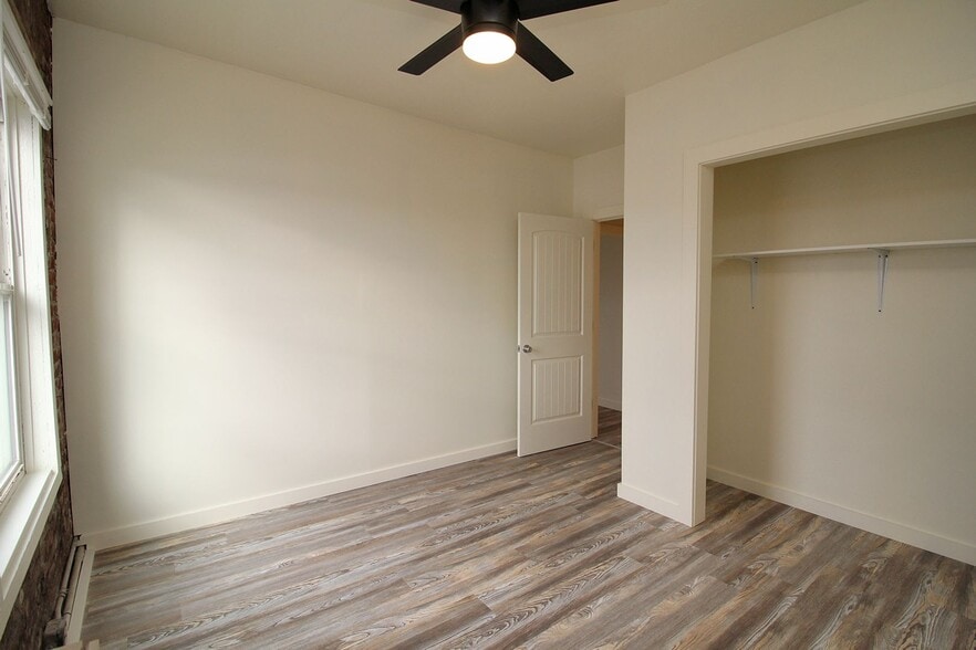 Building Photo - 843 N Knott St