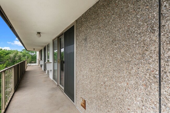 Building Photo - Updated 2-bedroom condo in Denver!
