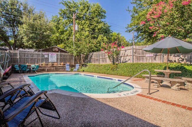 Building Photo - COMING SOON! Recently Renovated 1-Bedroom ...