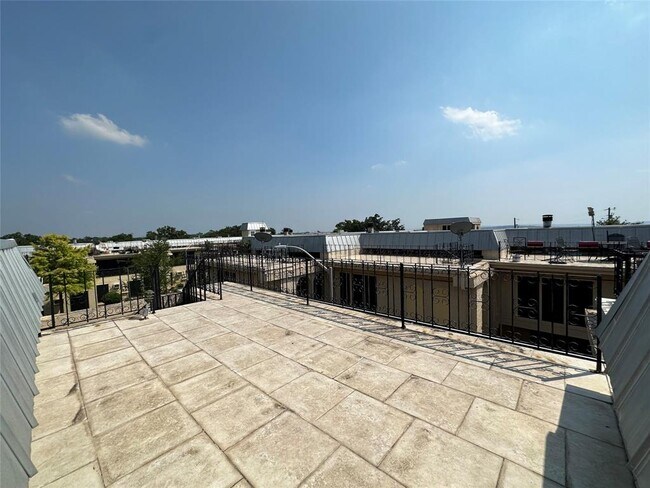 Building Photo - 5804 Circulo Dr