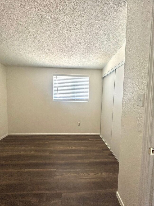 Building Photo - Charming 3 bedroom 1 Bathroom Apartment