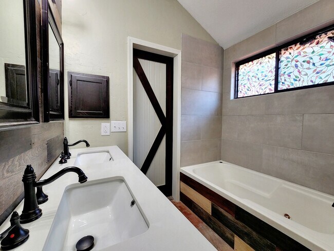 Building Photo - 11703 Lorene Ave