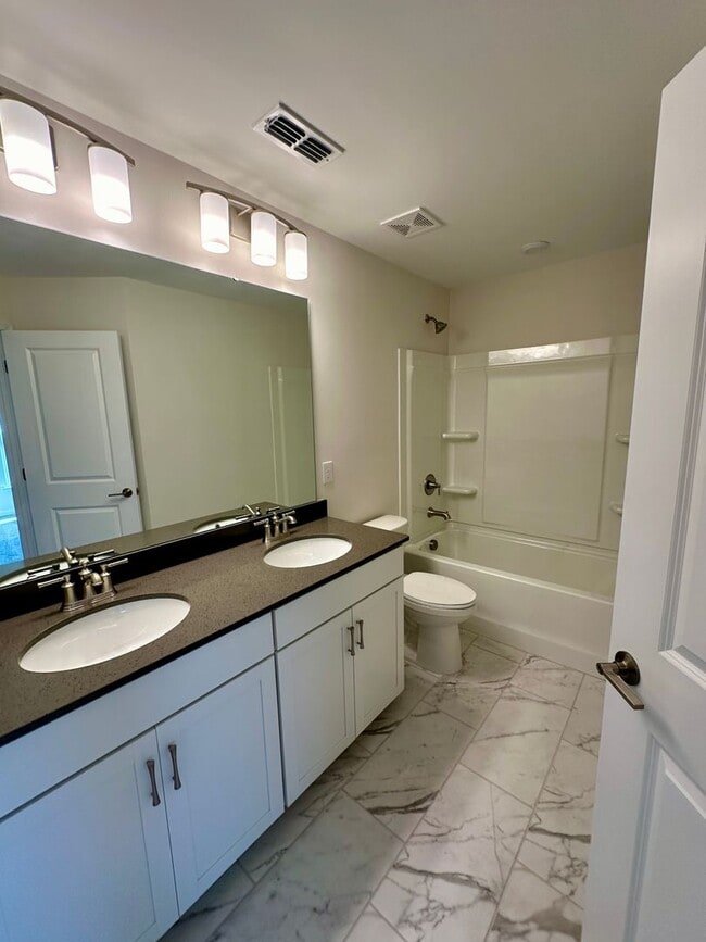 Building Photo - Beautiful 3BR/2.5BA Townhouse in Odell Corners