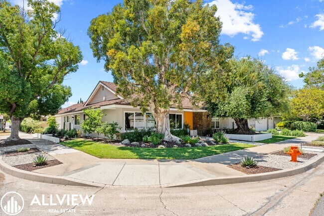 Building Photo - Exquisite 4 Bed 2.5 Bath Home in Orange!