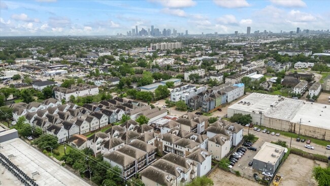 Building Photo - 922 W 20th St