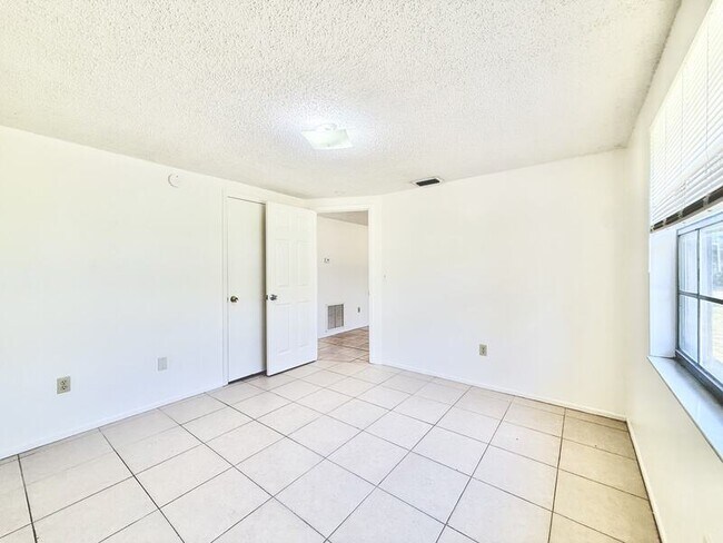 Building Photo - 7071 Bee Ridge Rd