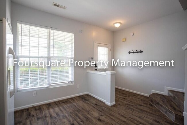 Building Photo - Townhome| Washer/ Dryer Included| Back Pat...