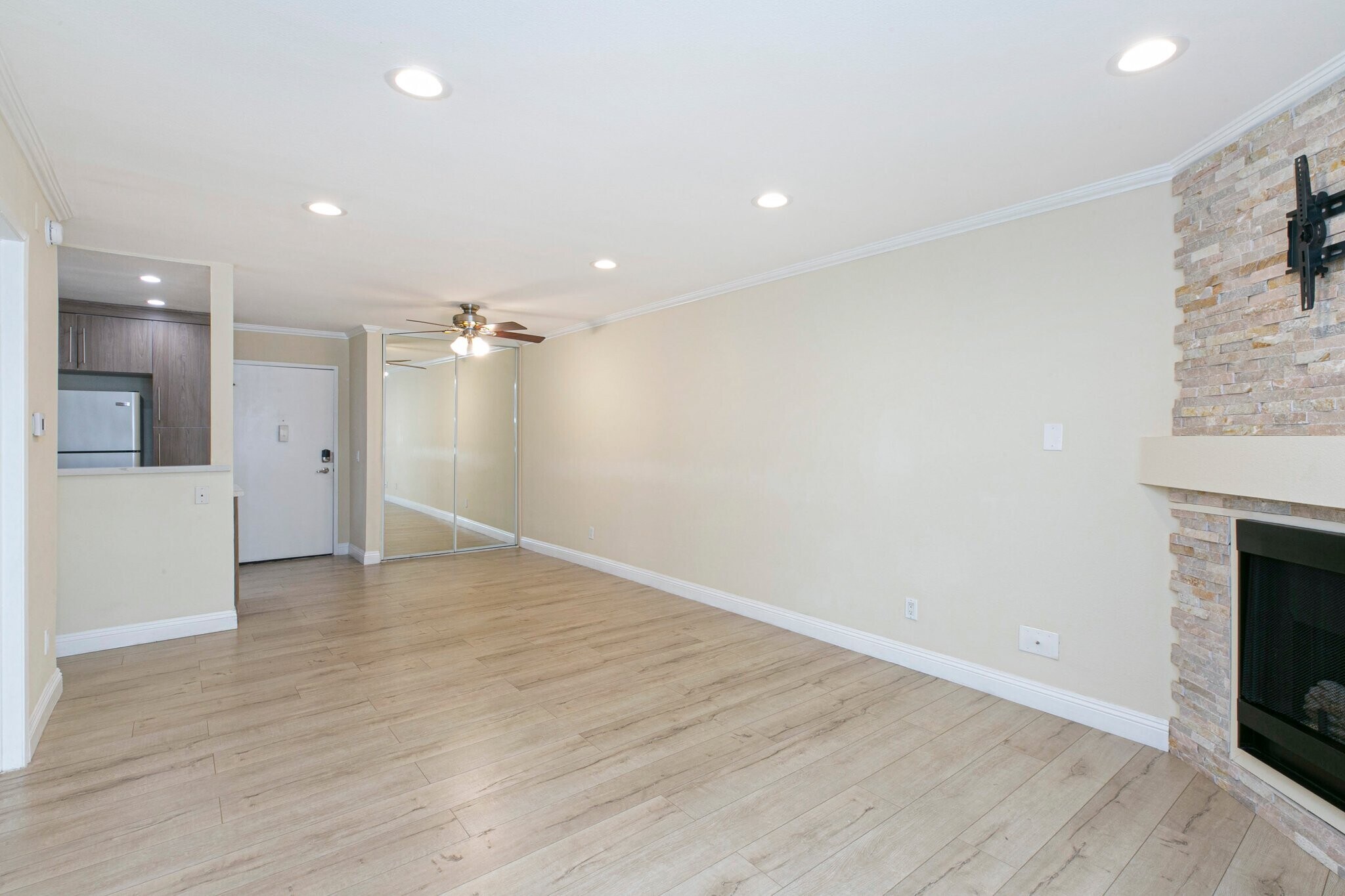 Building Photo - 5525 Canoga Ave