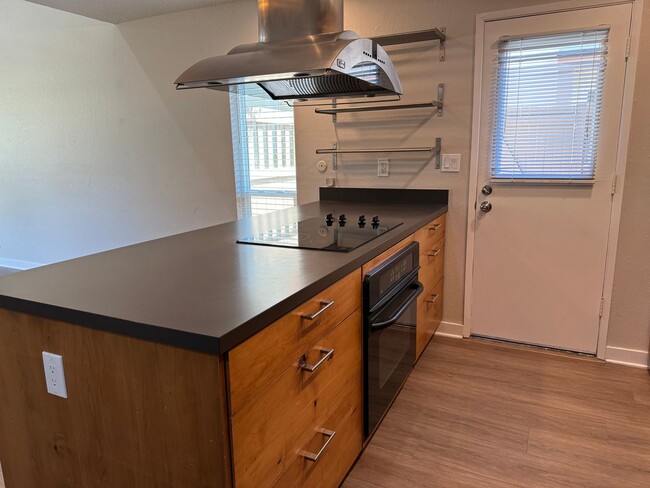 Building Photo - Beautiful two story townhome in Sunset Par...