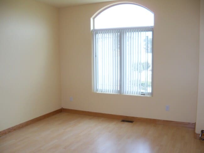 Building Photo - 6 BED | 3 BATH | TRIPLE GARAGE | RED ROCK ESTATES