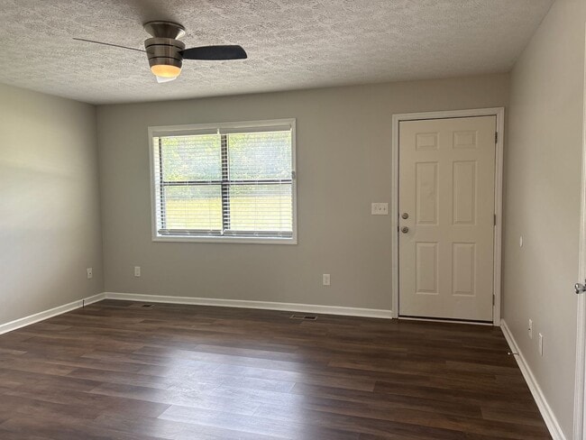 Building Photo - Charming 2 Bedroom Duplex in Manchester!