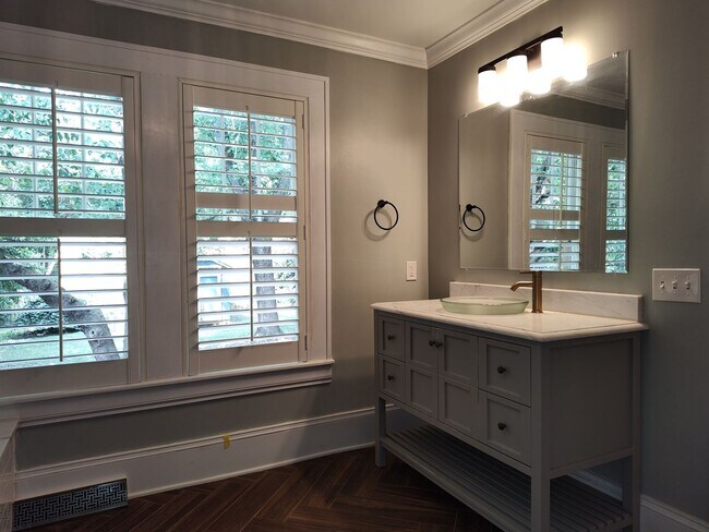 Building Photo - Charming 2-Bedroom, 2-Bath Brick Ranch Home in Midwood!