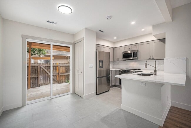 Building Photo - 1 Bed 1.5 Bath, 1 Car Attached Townhome in...