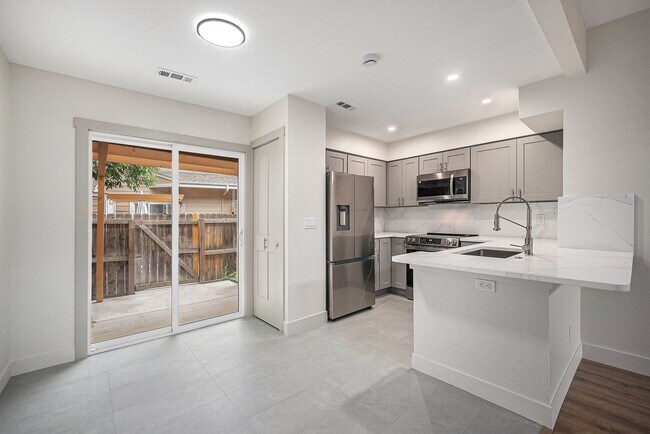 Building Photo - 1 Bed 1.5 Bath w/ Detached Garage - Townhome in Lake Arbor Arvada!!