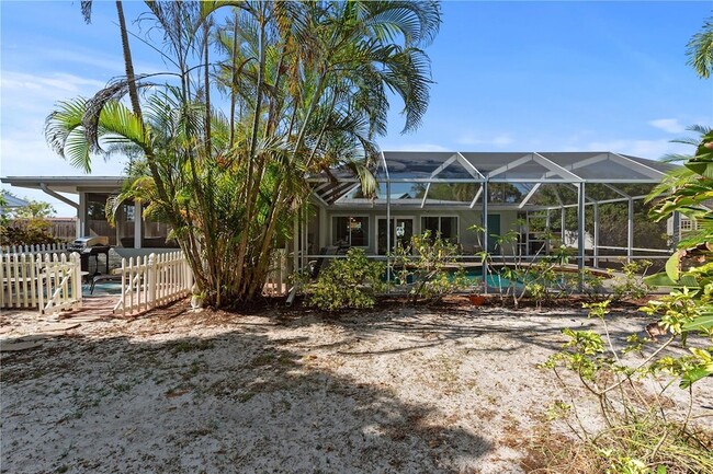 Building Photo - 7860 Holiday Dr