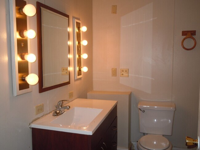 Building Photo - 1102 Apache Dr