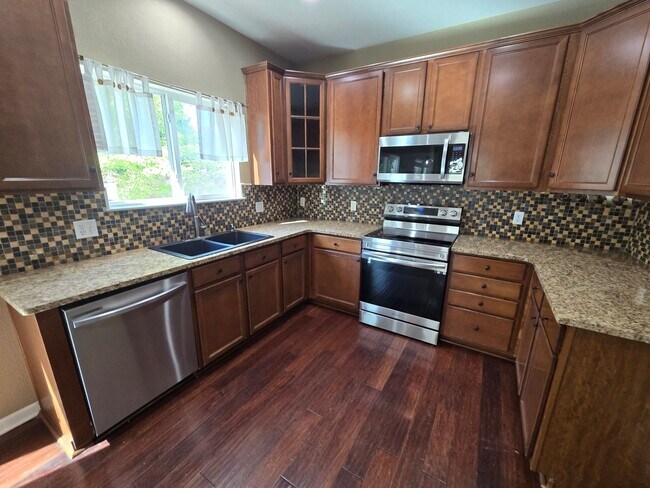 Building Photo - Amazing 3 bedrooms plus a loft, and 2.5 ba...