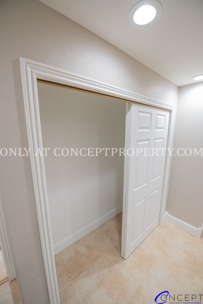 Building Photo - Attractive 4 Bed 3 Bathroom Home: Backing Park - 2 Car Garage