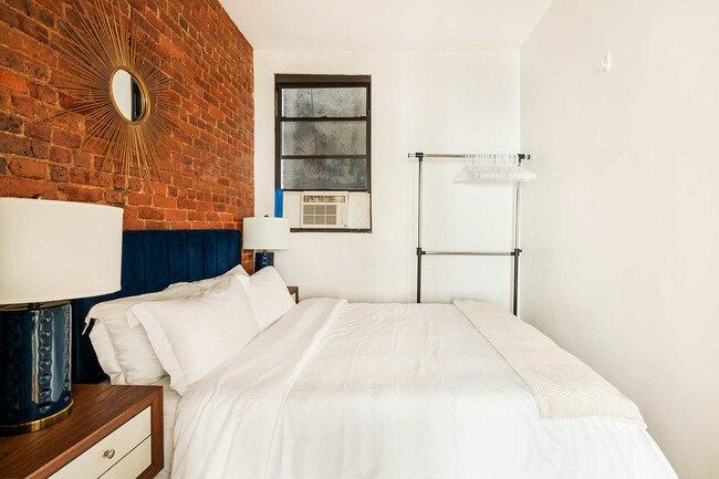 Building Photo - 454 W 47th St
