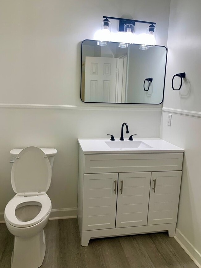 Building Photo - Two-Story Cape Cod- 3 Bed 2 Bath Greensbor...