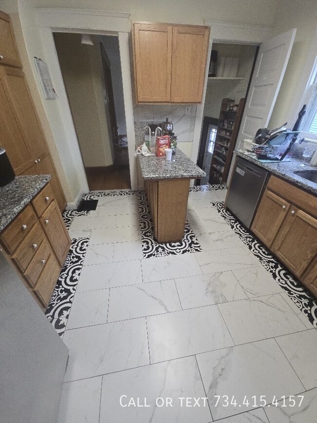 Building Photo - 818 Packard St