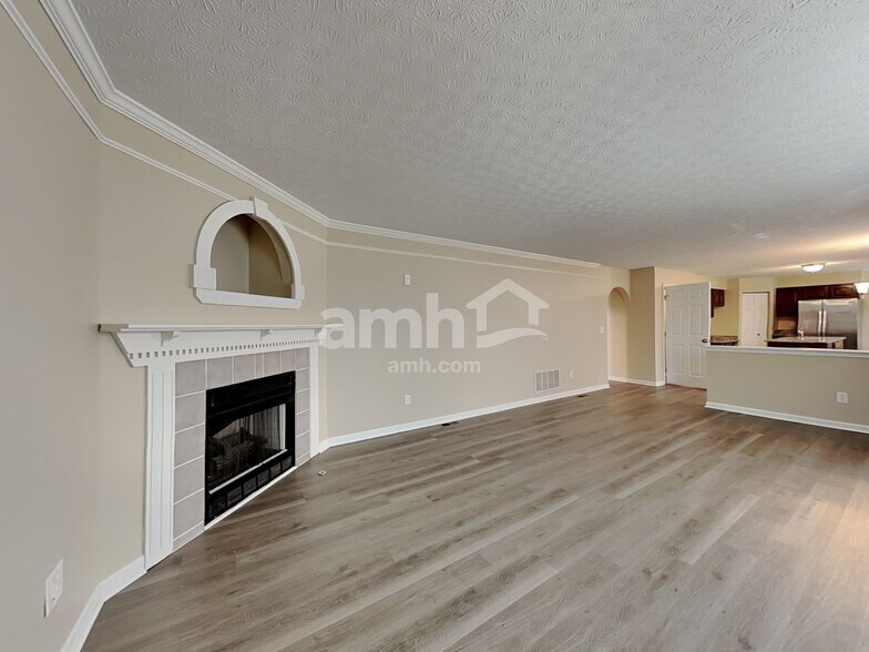 Building Photo - 80 Simsbury Ct