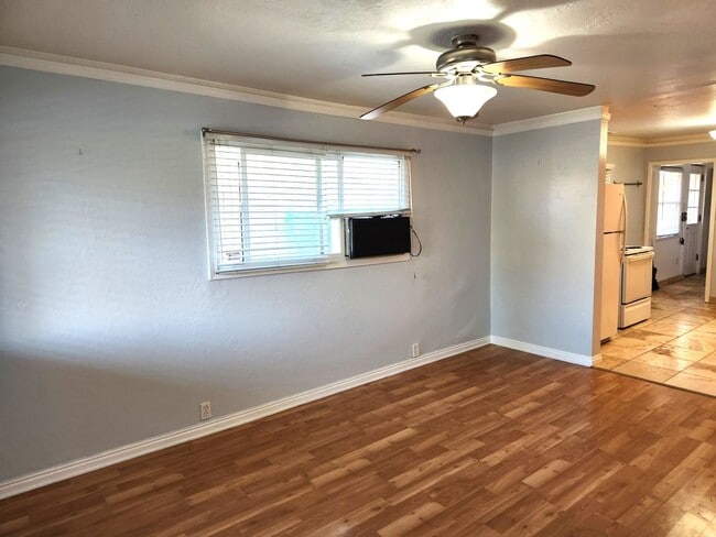 Building Photo - 3 Bd  1 Bath Home in Salt Lake City